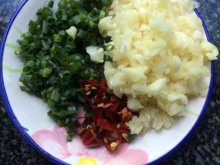 5、凉拌海带丝,蒜切末，辣椒香葱剁碎