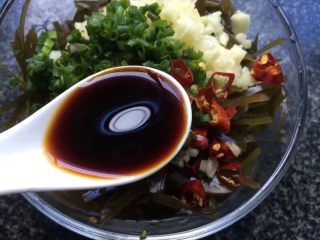 7、凉拌海带丝,加2勺生抽