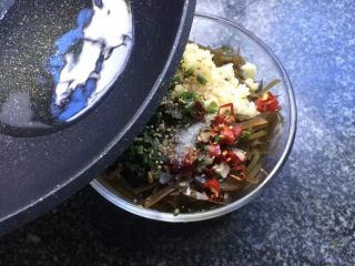 12、凉拌海带丝,慢慢倒入海带丝中