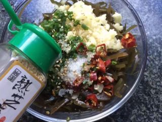 10、凉拌海带丝,倒入芝麻