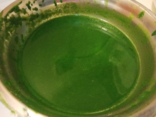 1、新文美食  菠菜红枣发糕,菠菜洗干净焯一下水切碎，放入榨汁机榨成汁。