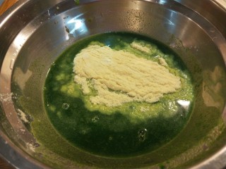 2、新文美食  菠菜红枣发糕,加入适量100玉米粉。