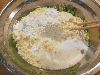 4、新文美食  菠菜红枣发糕,加入2克酵母。