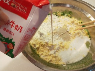 5、新文美食  菠菜红枣发糕,在加入一盒牛奶搅拌。