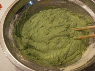 6、新文美食  菠菜红枣发糕,搅拌成稠一点的面糊。