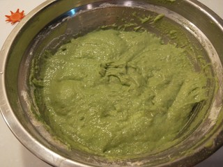 7、新文美食  菠菜红枣发糕,盖上保鲜膜发酵一小时。