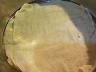 8、新文美食  菠菜红枣发糕,锅中铺上屉布。