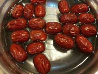 11、新文美食  菠菜红枣发糕,红枣提前一小时泡上。