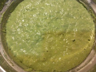 9、新文美食  菠菜红枣发糕,面糊看上去有泡泡就可以了。