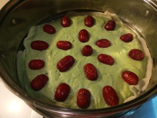 12、新文美食  菠菜红枣发糕,把红枣均匀的摆在面糊上。