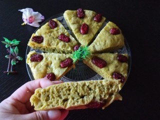 17、新文美食  菠菜红枣发糕,成品图