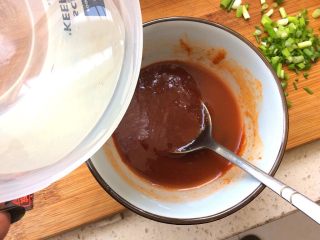 6、烤肉香辣酱煎小土豆,加入少许清水