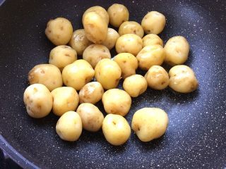 8、烤肉香辣酱煎小土豆,倒入土豆,小火慢慢煎