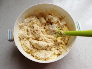 4、奶香玉米面窝窝头,然后将酵母水和糖水分次加入面粉中，先搅拌成絮状