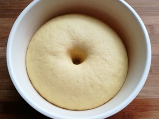 6、奶香玉米面窝窝头,面团发酵至两倍大后取出挤压排气