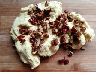 7、奶香玉米面窝窝头,然后把红枣颗粒放入面团中