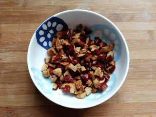 8、奶香玉米面窝窝头,红枣数颗，用厨房剪刀剪成小颗粒状