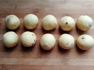 11、奶香玉米面窝窝头,然后分成均匀的小剂子，再把小剂子搓圆盖保鲜膜静置10分钟