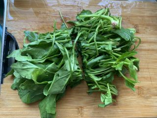 4、菠菜丸子汤,从中间切一刀