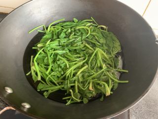 7、菠菜丸子汤,大概半分钟左右就可以了,捞出来沥下水