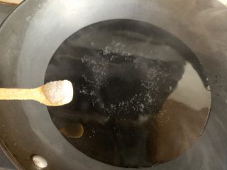 8、菠菜丸子汤,再准备一汤碗的清水,加入适量食盐,烧开