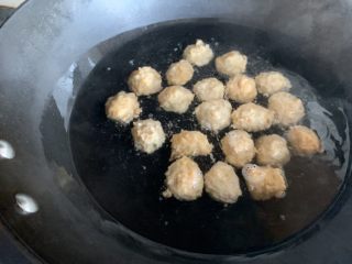 10、菠菜丸子汤,盖上盖子煮开