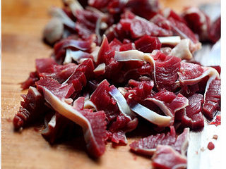 2、黑木耳拌鸭胗,把鸭胗切成花刀