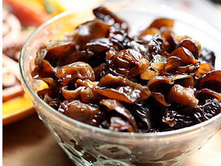 3、黑木耳拌鸭胗,木耳用清水泡发，撕成小朵，洗净杂质备用