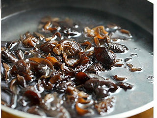 4、黑木耳拌鸭胗,锅中加适量清水烧沸，入泡发好的木耳焯水