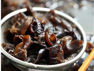 5、黑木耳拌鸭胗,快速焯水后捞出