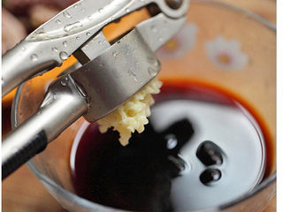 10、黑木耳拌鸭胗,将适量生抽倒入碗中，用压蒜泥器压出蒜泥放入碗中