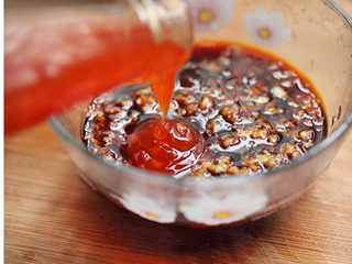 11、黑木耳拌鸭胗,放入泰国甜辣酱