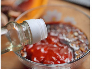 12、黑木耳拌鸭胗,倒入少许的香醋