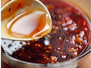 13、黑木耳拌鸭胗,加入一勺香油