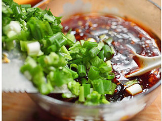 15、黑木耳拌鸭胗,放入切好的葱花