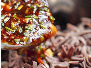 17、黑木耳拌鸭胗,将混合好的酸辣酱倒入木耳、鸭胗中