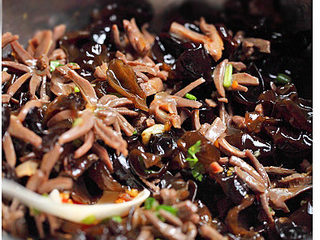 18、黑木耳拌鸭胗,搅拌均匀即可食用