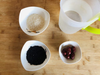 1、红枣黑米粥,先把需要的食材提前准备好。