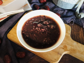 13、红枣黑米粥,成品。