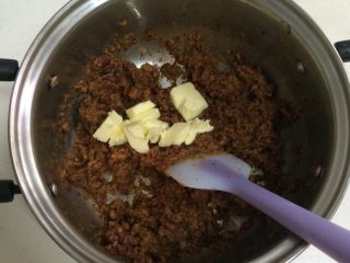 5、红枣低脂蛋糕,加入黄油，搅拌至黄油溶化。