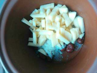 2、红枣苹果粥,将准备好的材料一起放入粥锅