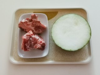 1、排骨冬瓜汤,排骨和冬瓜