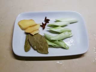 2、排骨冬瓜汤,辅料备好:大葱切段 姜切片 八角 香叶