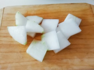 4、排骨冬瓜汤,冬瓜去皮 清洗 切厚片