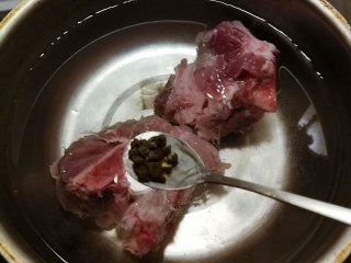 5、排骨冬瓜汤,排骨冷水下锅 放入花椒去腥增香 水开后捞出 清洗干净备用