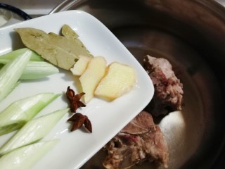 6、排骨冬瓜汤,焯水后的排骨放入汤锅  放入备好的辅料