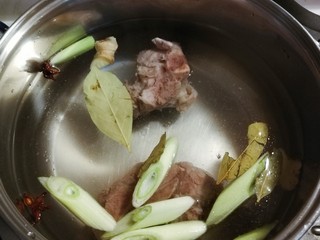 7、排骨冬瓜汤,注入足够的清水