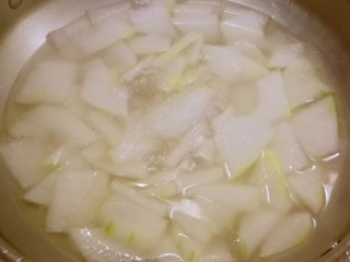 10、排骨冬瓜汤,大火煮开 转中小火  将冬瓜煮至9分熟