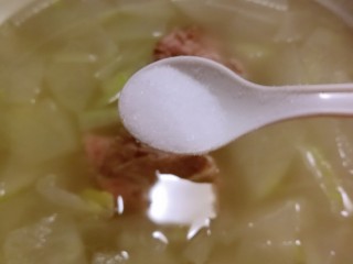 12、排骨冬瓜汤,放入盐调味