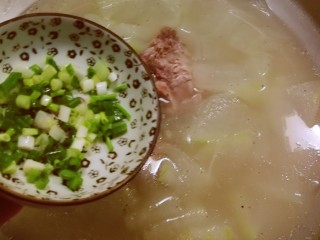 14、排骨冬瓜汤,撒上香葱圈 关火
